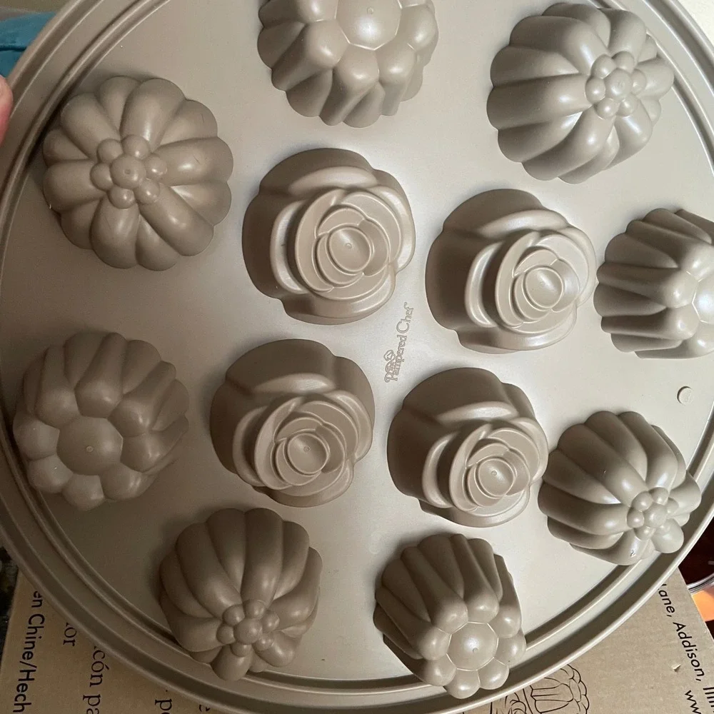 The Pampered Chef Silicone Floral Cupcake Pan bakeware Item‎ #1613